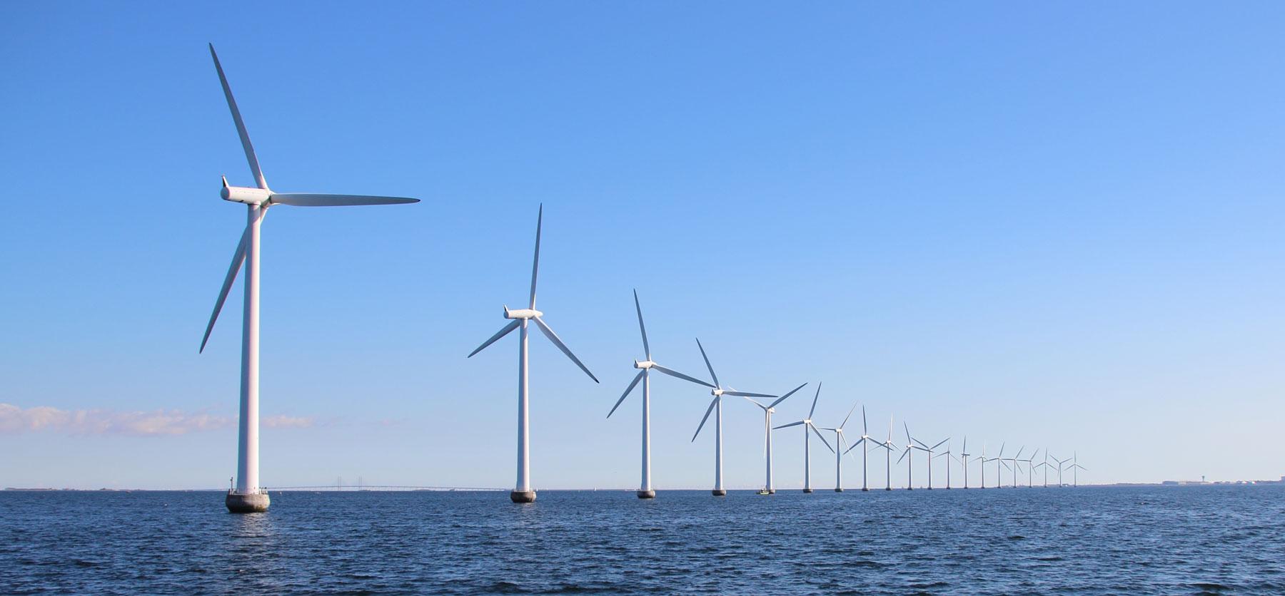 Éoliennes au dessus de l'eau