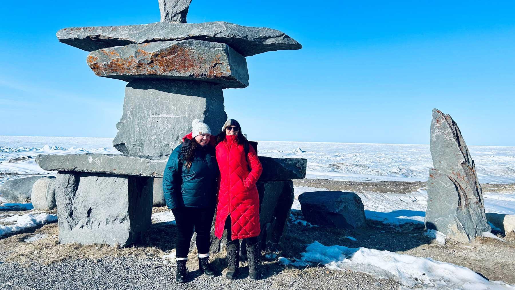 Natalie Groulx et Alex Barron côte à côte  sur le rivage de la baie d’Hudson