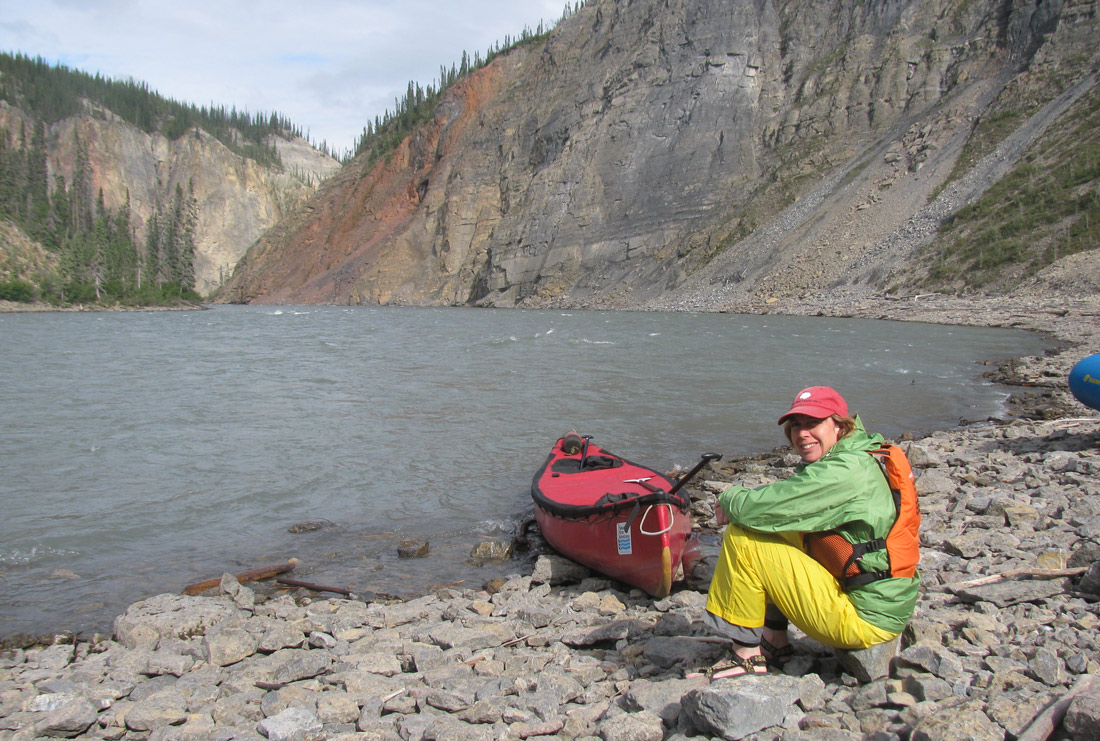 Alison Woodley sur la rivière Nahanni 