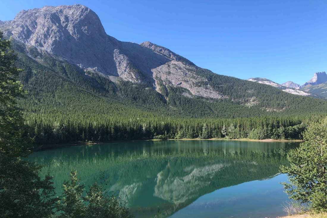 Vue de l'étang Wedge en Alberta