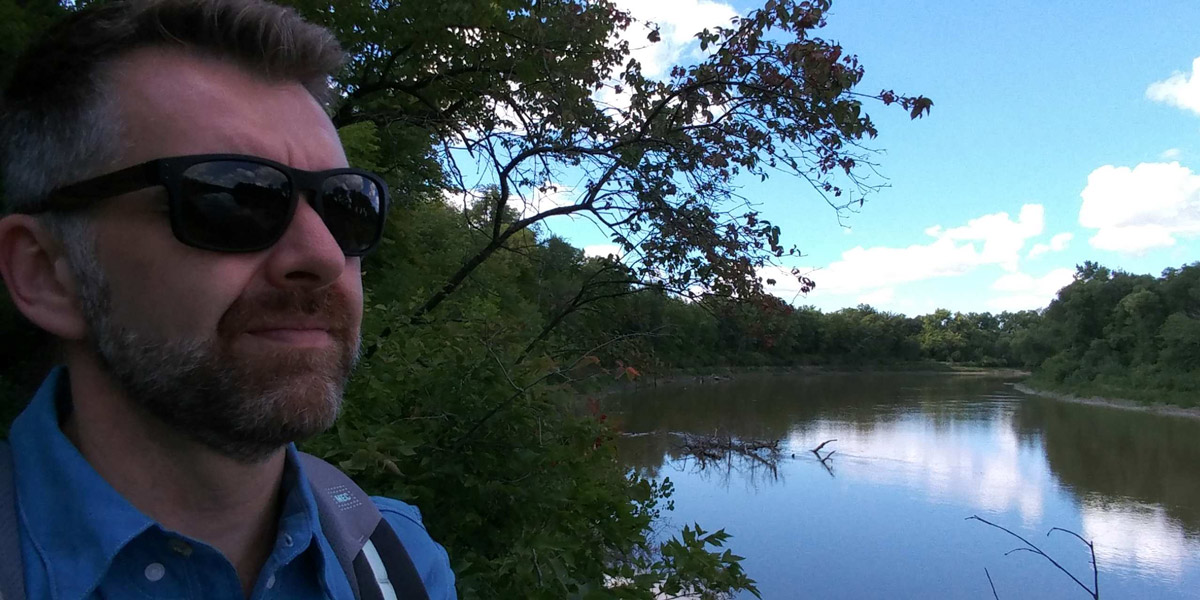 Duane Nicol, au bord d'une rivière