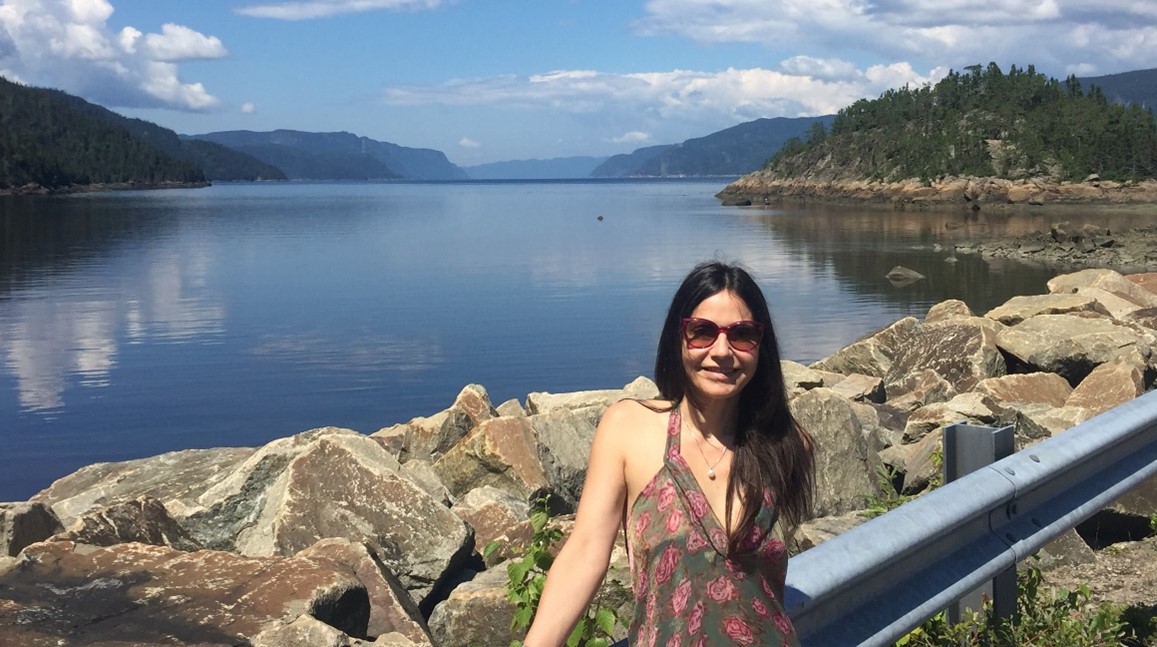 Photo de Johanne Rioux devant un lac.