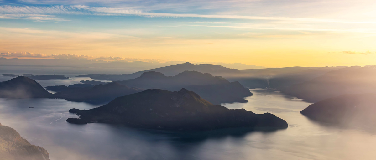 Vue aérienne des montagnes et îles de la côte ouest