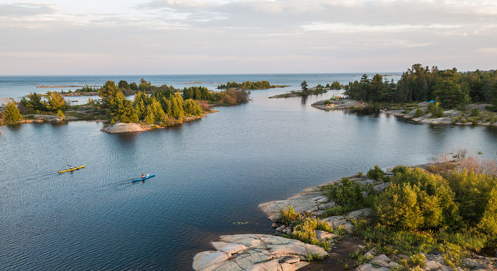 Vue aérienne d’une excursion en kayak de mer sur les Grands Lacs