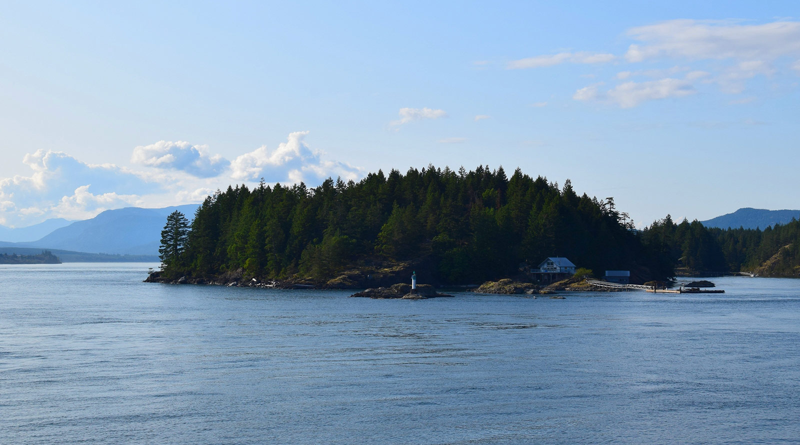 Rivage de Quathiaski Cove sur l'île Quadra en Colombie-Britannique.